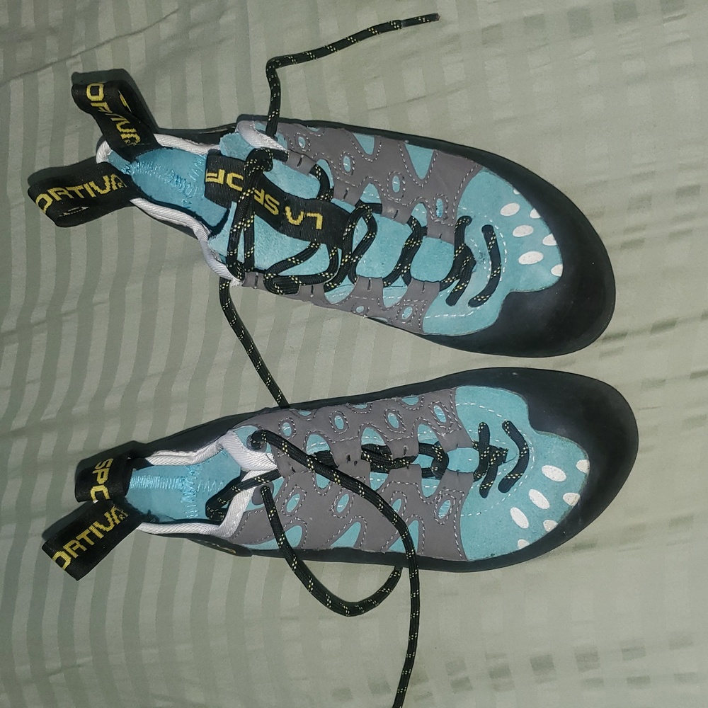 La Sportiva Tarantulace Climbing Shoes in Black and Teal LIKE NEW